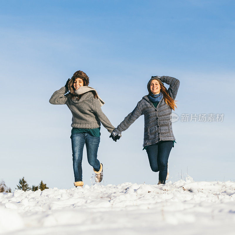 女孩们玩雪玩得很开心