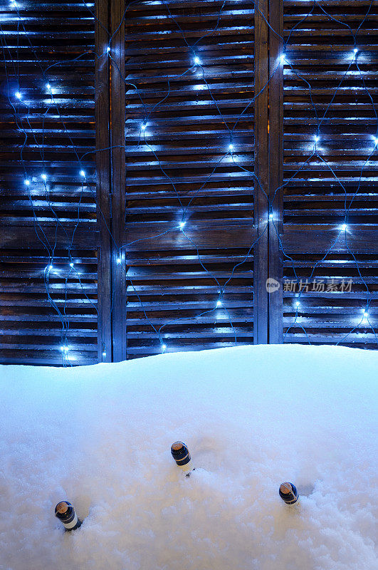 雪中的酒瓶