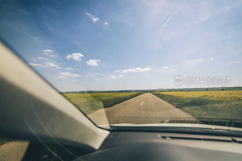 在狭窄的道路上开车