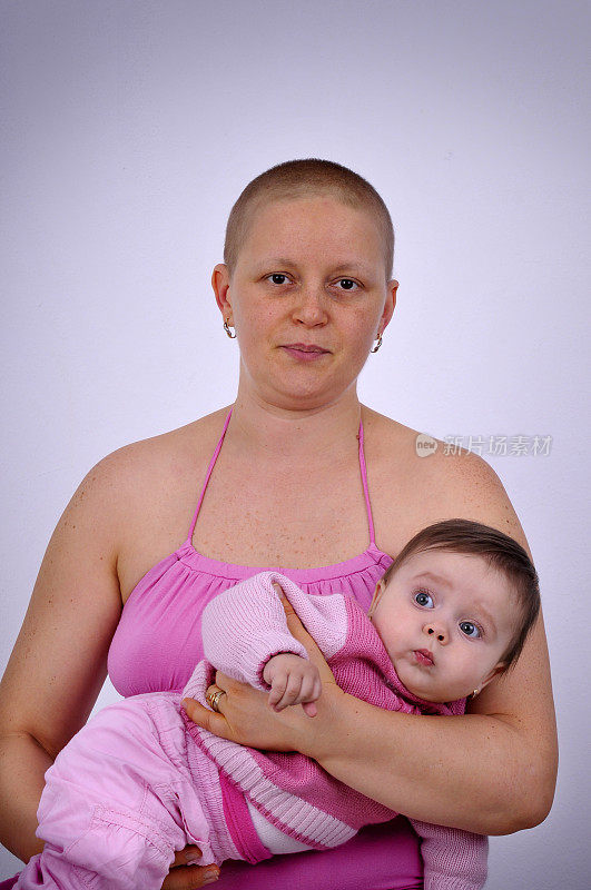 身患癌症的母亲抱着女儿