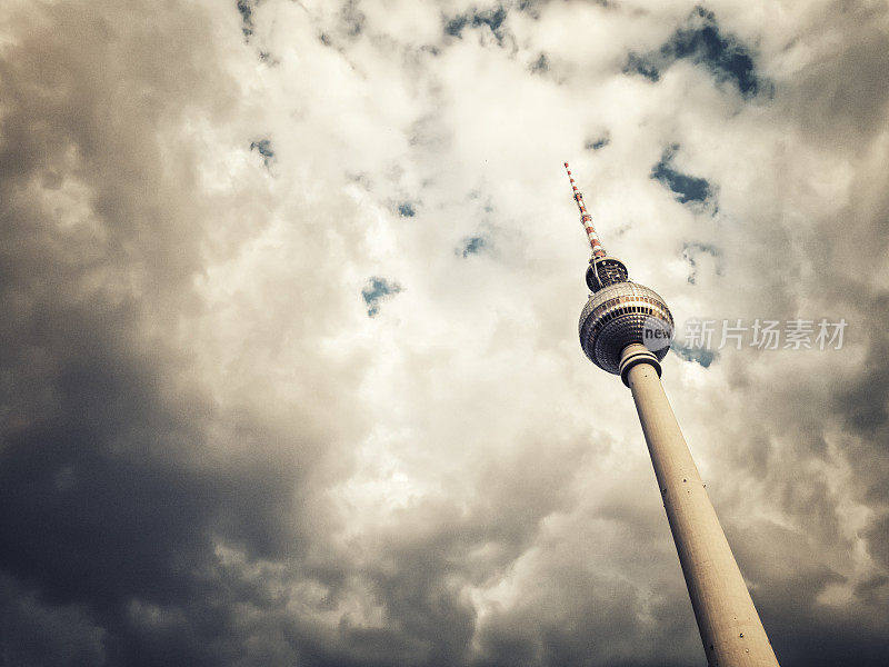 柏林电视塔与云景相映