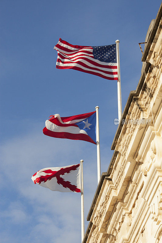 波多黎各圣胡安，圣克里斯托堡上空飘扬的旗帜