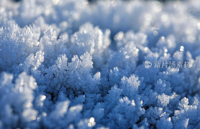 闪亮的蓝色冰或雪晶体