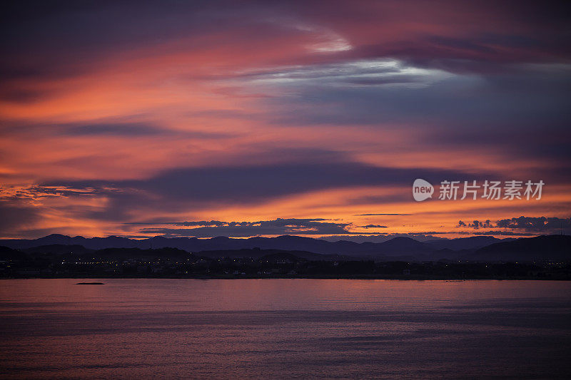 挪威海岸上五颜六色的日出