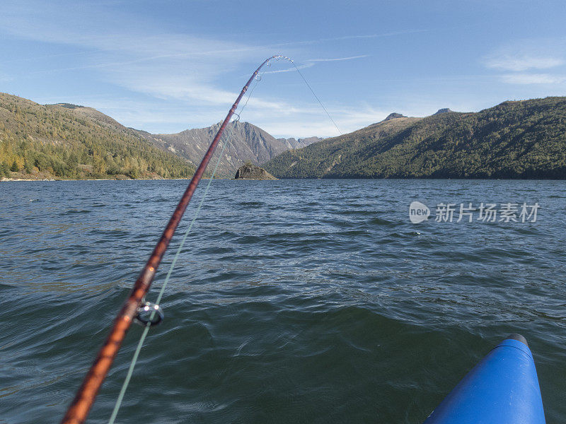 冷水湖华盛顿州与钓鱼杆从船