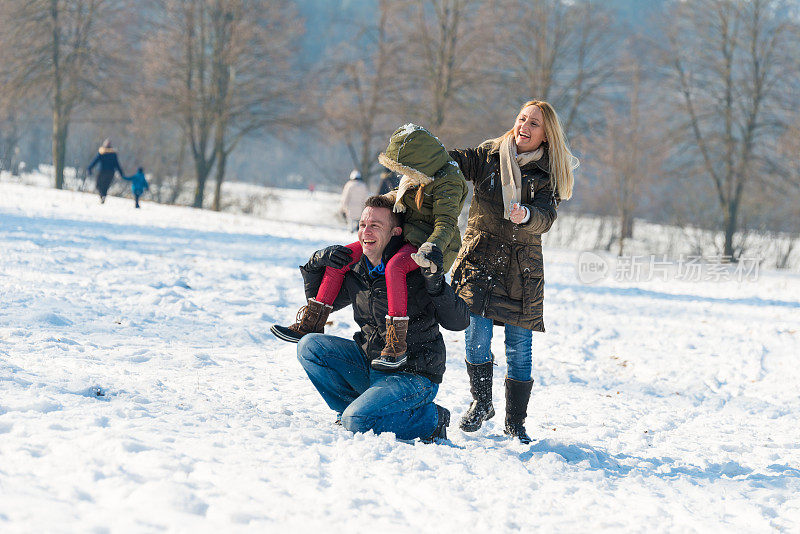 家人在雪地上玩