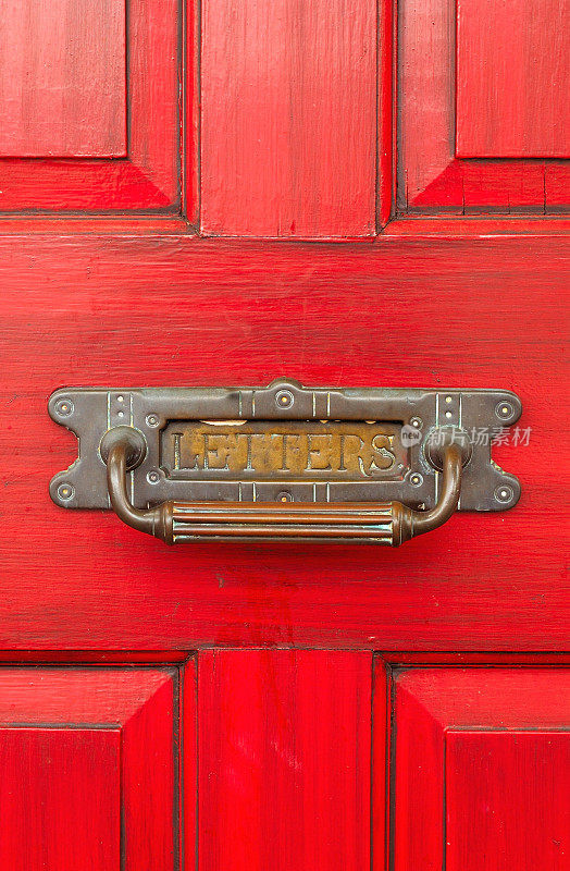 亮红色的门与旧的金属“字母”插槽。