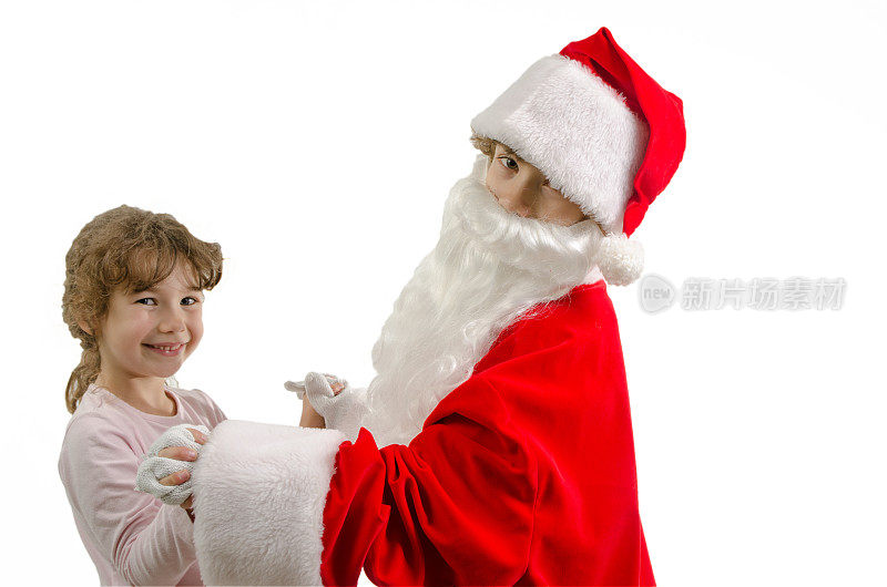 小男孩装扮成圣诞老人和他的妹妹跳舞