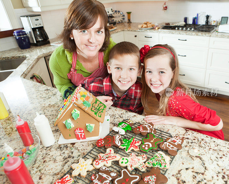 幸福家庭与圣诞姜饼屋赫兹