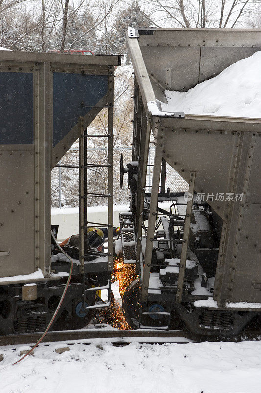 焊工切割煤车吊钩分离火车残骸