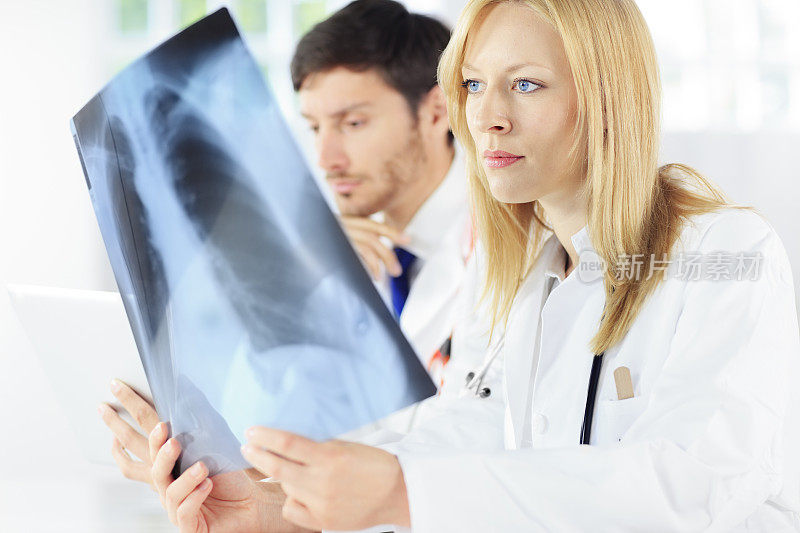 女性放射科医生正在检查x射线图像