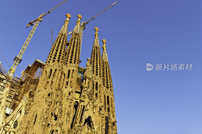 巴塞罗那圣家族的日出尖顶标志西班牙高迪大教堂