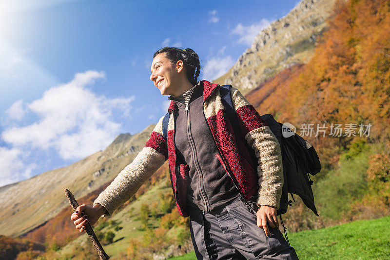 年轻女子在山里徒步旅行