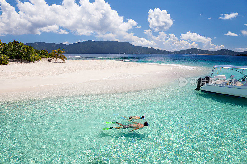 一对蜜月夫妇在加勒比海的一个热带岛屿周围潜水