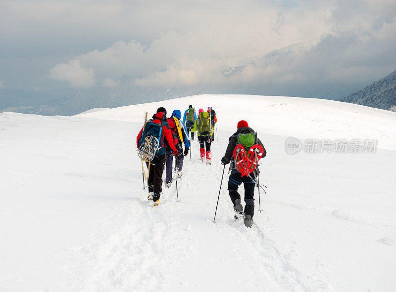 登山运动员在山上行走。