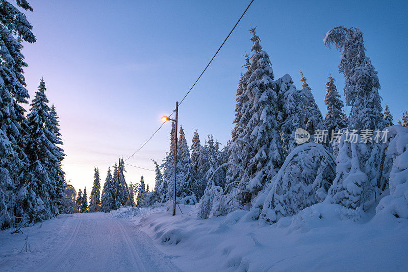 黄昏时，挪威奥斯陆灯火通明的滑雪道