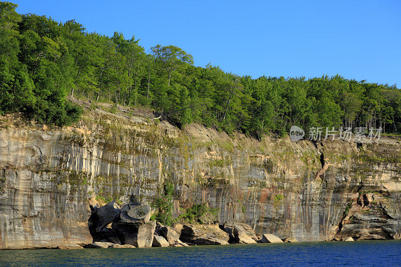 图为密歇根州上半岛的岩石