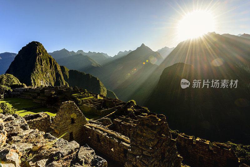 太阳从秘鲁马丘比丘的山上升起