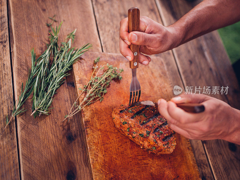 用叉子把肉撕碎的烤猪肉