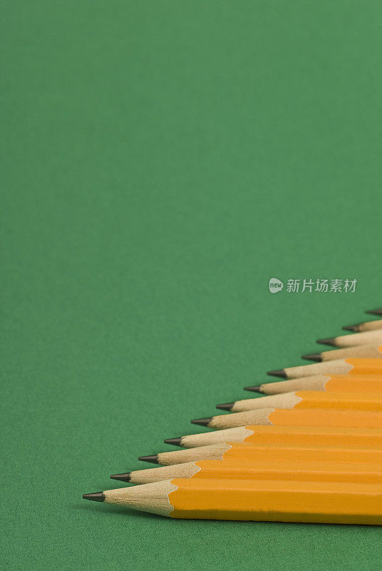 绿色背景的铅笔