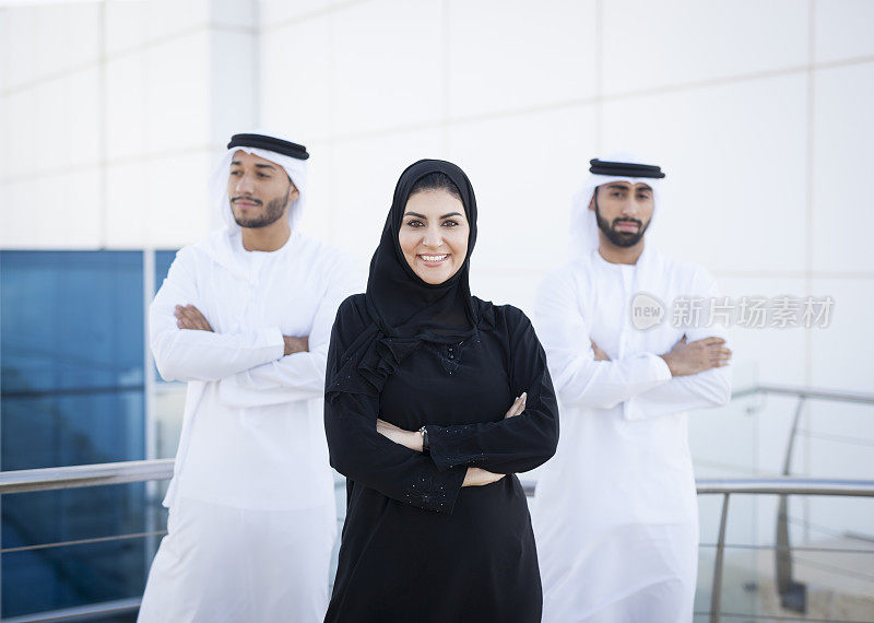 年轻成功的阿拉伯女商人被办公室外的男人包围