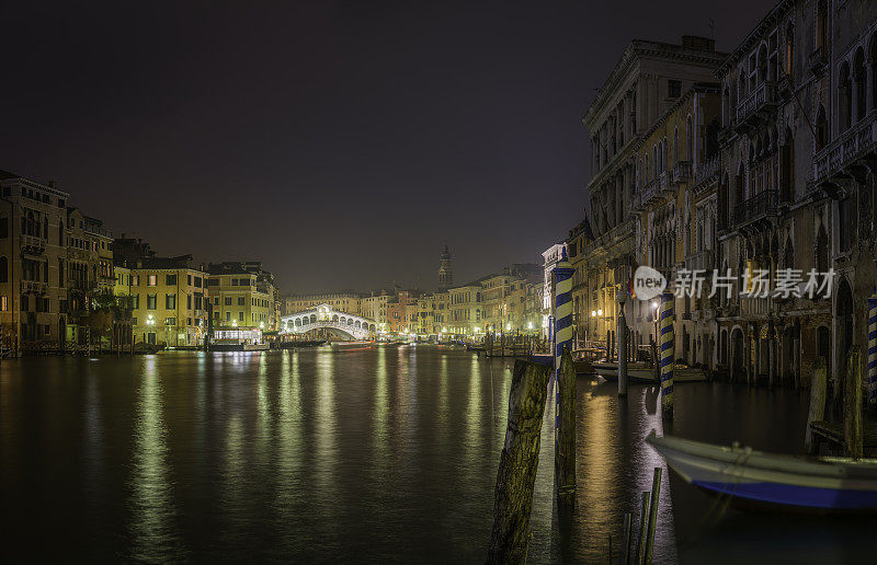 威尼斯大运河宫和里亚托桥之夜意大利