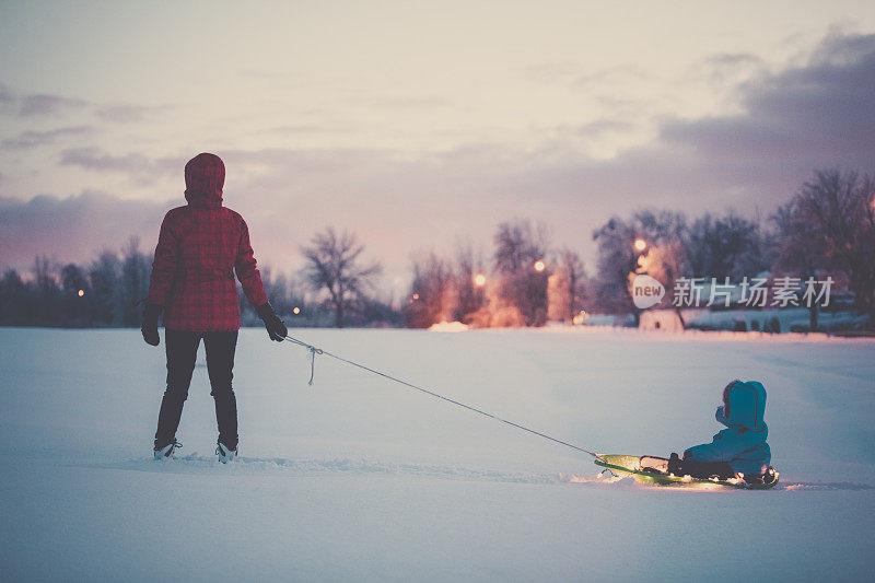 家庭有乐趣的户外在冬天照明雪橇雪橇