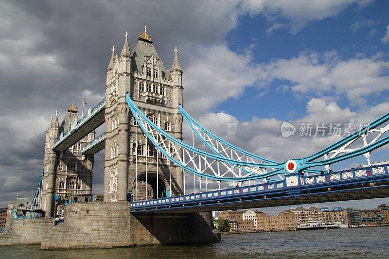 伦敦塔桥上空的乌云