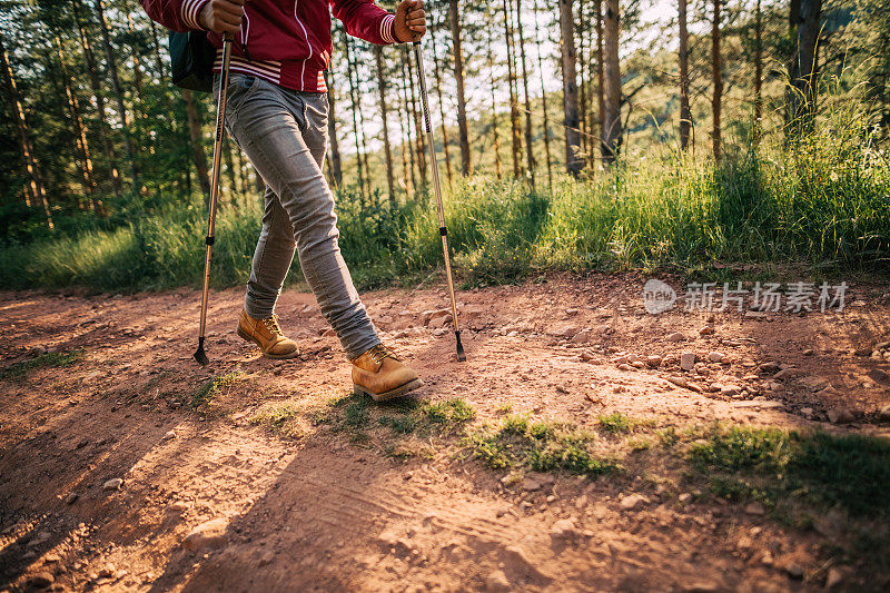 男子用登山杆攀爬