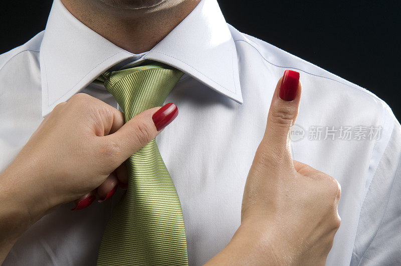 领带结和女性的手