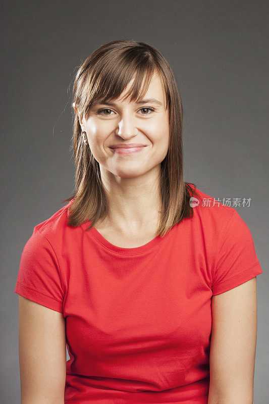 年轻女子在红色t恤微笑肖像
