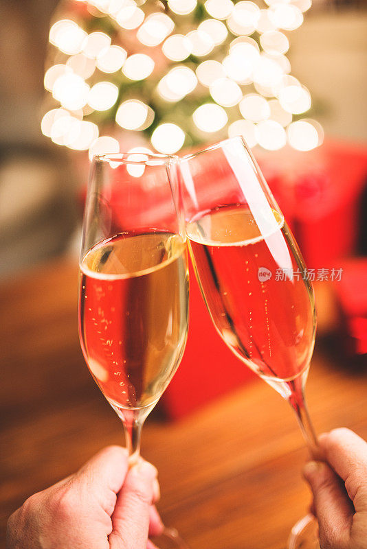 香槟酒杯庆祝新年