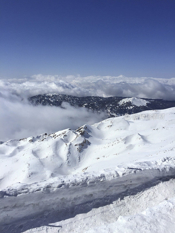 新雪沿着开放的山路