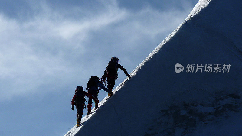 动机，团队合作，领导能力-登山运动员在陡峭的山脊