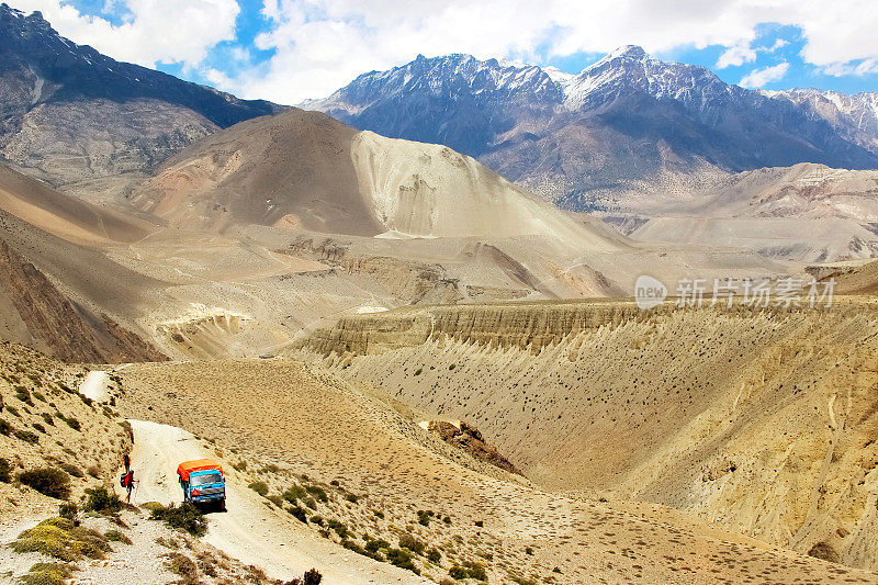 卡车在喜马拉雅山脉的路上。尼泊尔。上野马王国。