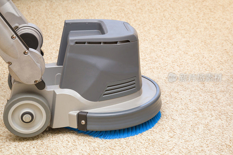 地毯化学清洗用专业磁盘机。早春大扫除或定期大扫除。