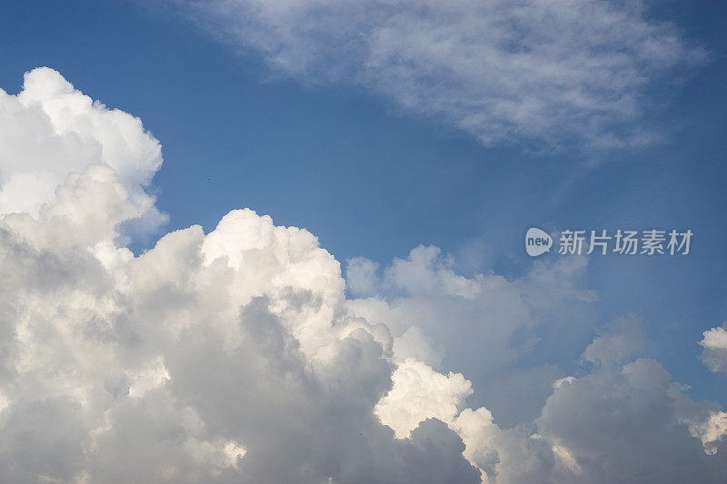 积雨云蓝天上的抽象云