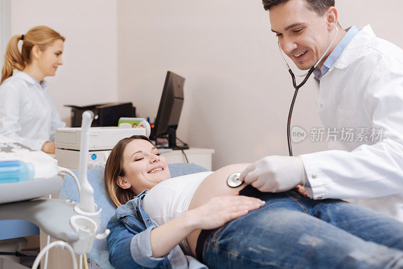 熟练的产科医生在医院为孕妇提供检查