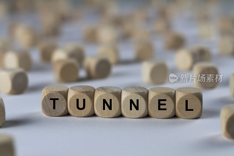 隧道立方体用字母，标志用木方