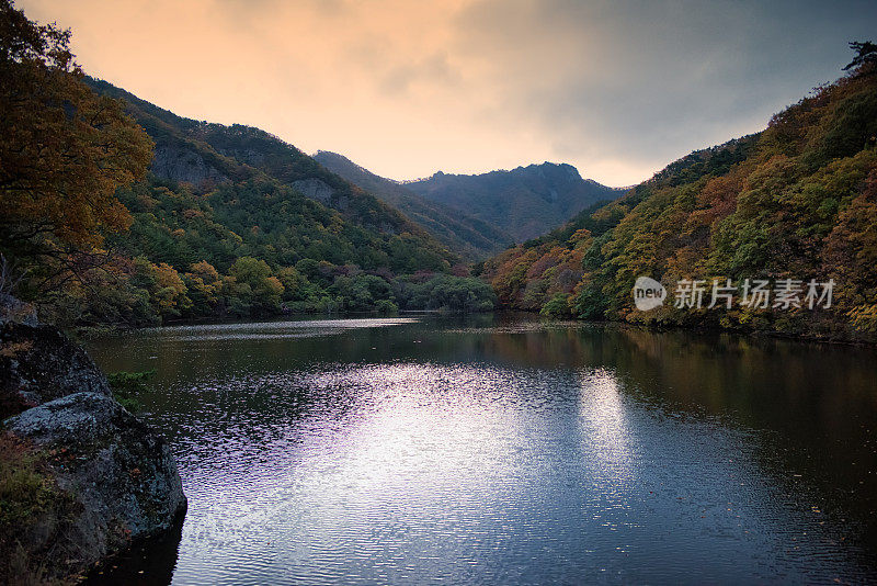 水库在秋天