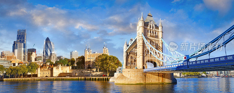 伦敦城，有伦敦塔桥和泰晤士河