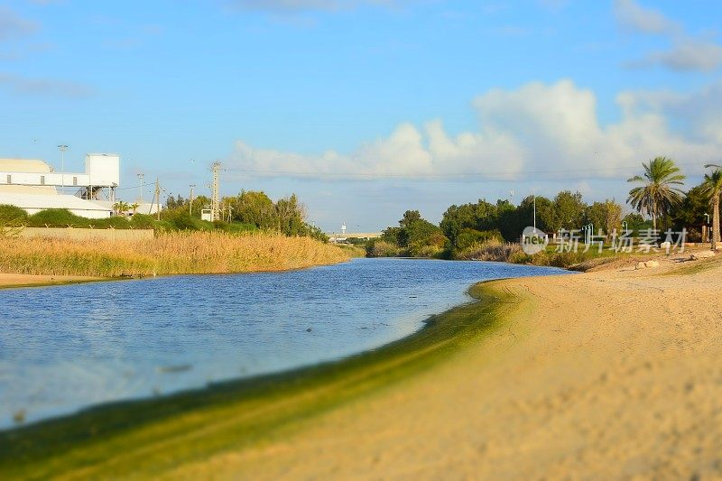 流入地中海的一条小溪的入海口