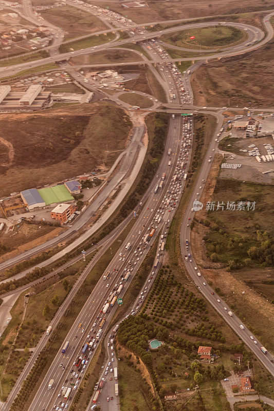 土耳其科卡埃利从伊斯坦布尔到伊兹米特的高速公路交通拥挤