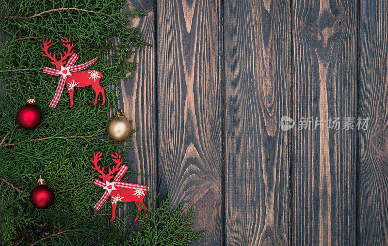 木质背景和古董圣诞树玩具。除夕贺卡