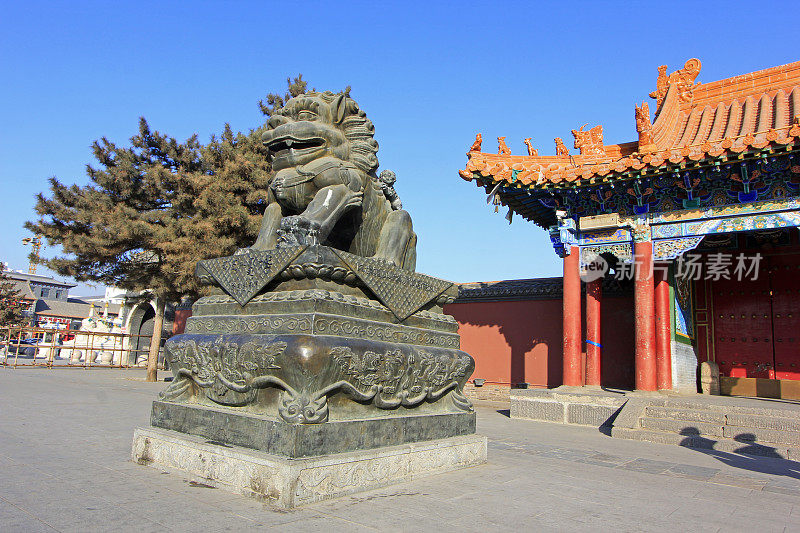 一座寺庙里的铜狮子雕塑，特写照片