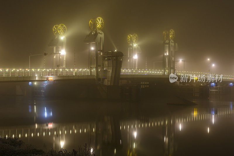 冬天的夜景在坎彭市桥在Overijssel，荷兰