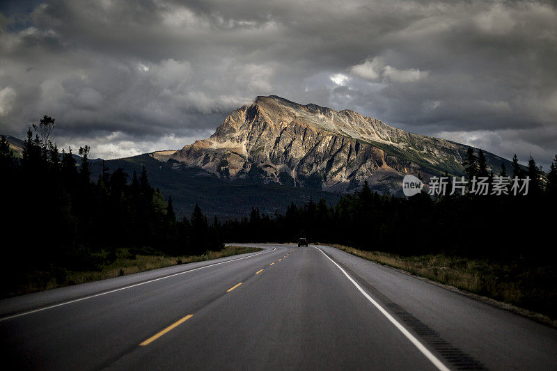 通往山峰的路