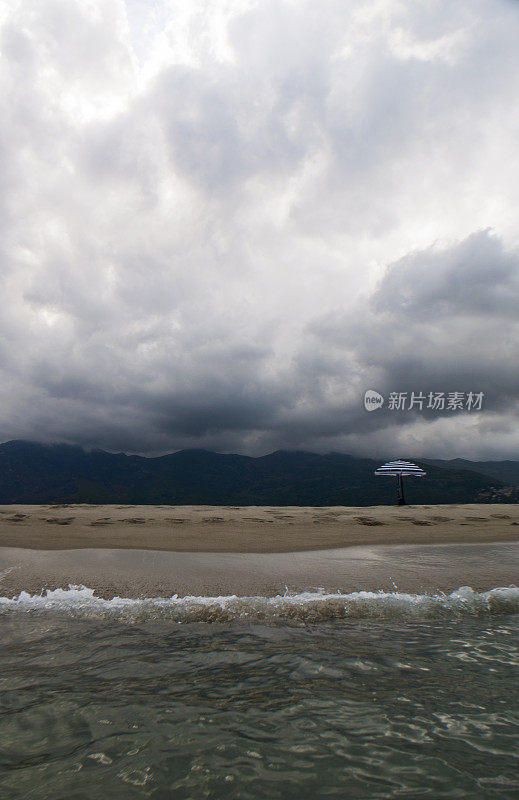 科西嘉岛:豪特科尔斯小镇福瑞亚尼海滩上的暴风雨天气，乌云密布，第勒尼安海波涛汹涌