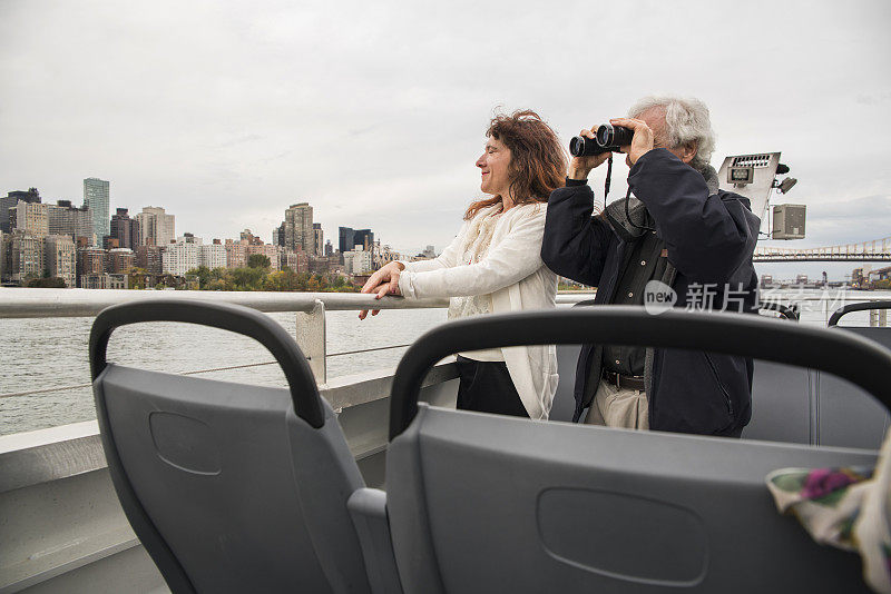 这对老年夫妇正在纽约曼哈顿旅行。在东河乘渡船