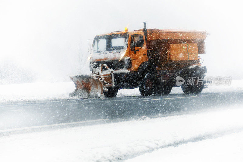 扫雪机清理积雪的公路